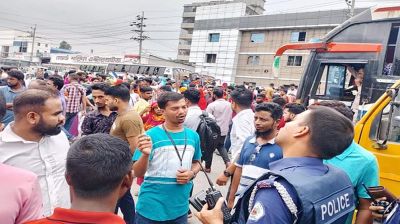 গাজীপুরে বকেয়া বেতনের দাবিতে মহাসড়ক অবরোধ