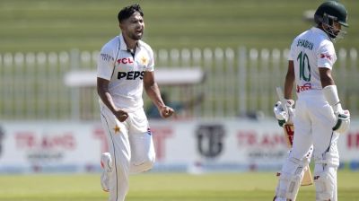 পাকিস্তানের পেস তাণ্ডবে দিশেহারা বাংলাদেশ
