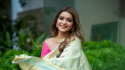 কথায় কথায় নায়িকাদের চরিত্র খারাপ, কেন?