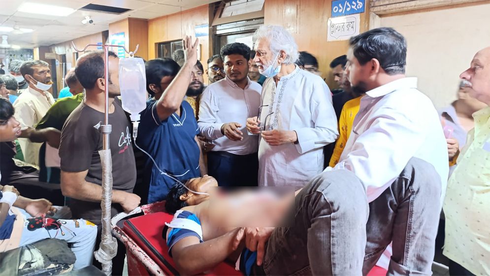 তাঁতিবাজারে মণ্ডপে আহতদের দেখতে গেলেন স্থানীয় সরকার উপদেষ্টা