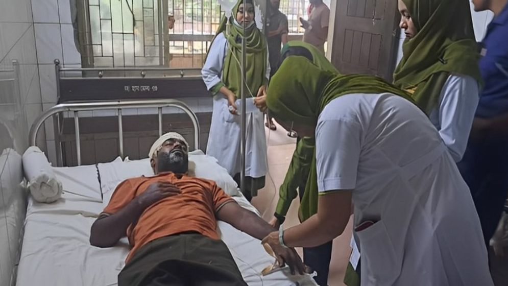 সাংবাদিকের ওপর হামলা, গুরুতর আহত হয়ে হাসপাতালে