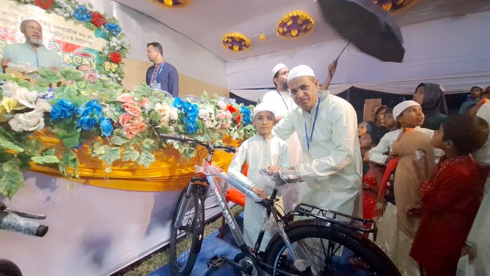 ৪০ দিন জামায়াতে নামাজ আদায় করা শিক্ষার্থীদের পুরস্কার বিতরণ