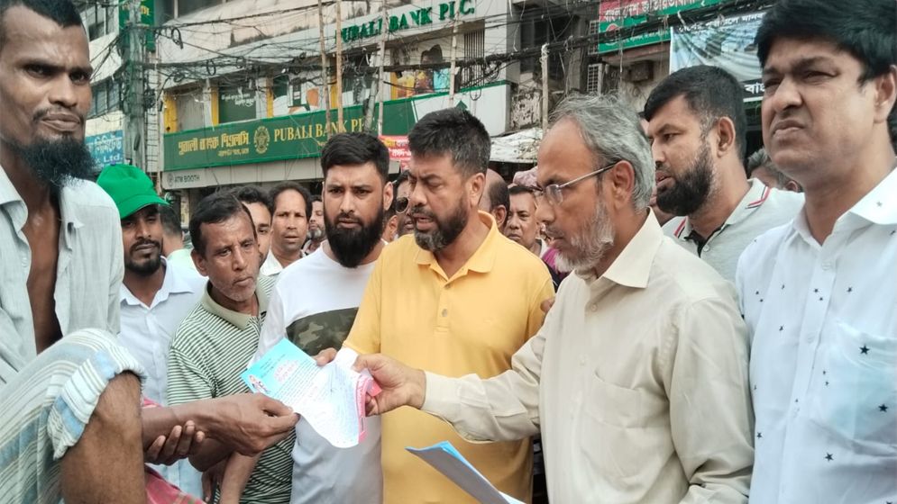 ডেঙ্গু প্রতিরোধে বিএনপির লিফলেট বিতরণ