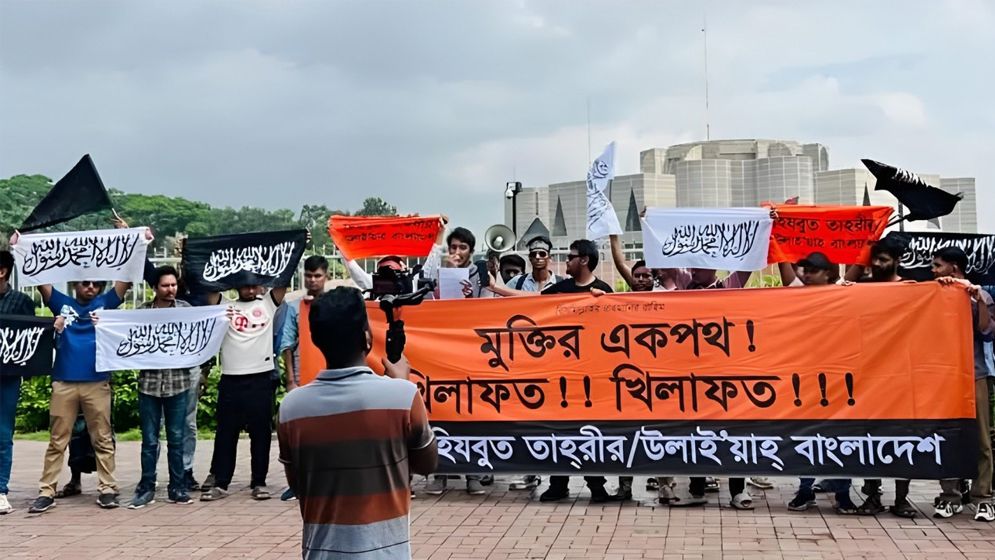 কালেমা লেখা কালো পতাকা নিয়ে আসলে মিছিল করছে কারা?