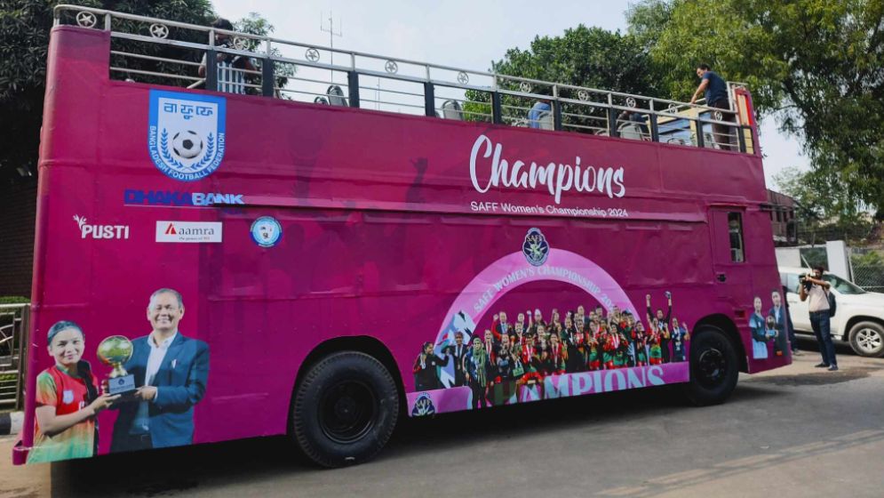 যে পথে যাবে সাফজয়ীদের ছাদখোলা বাস