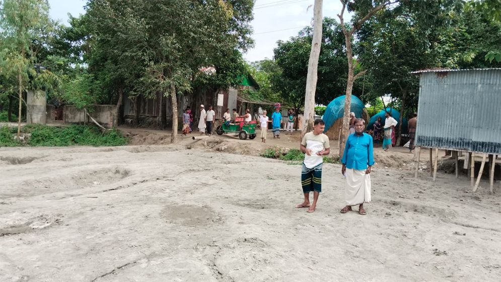 রায়পুরায় পৈত্রিক সম্পত্তিতে মাটি ভরাটে চাঁদা দাবি, ঘরবাড়ি ভাঙচুর