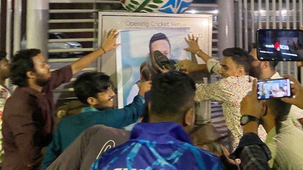 মিরপুর স্টেডিয়াম চত্বরে সাকিবের ছবিতে জুতাপেটা