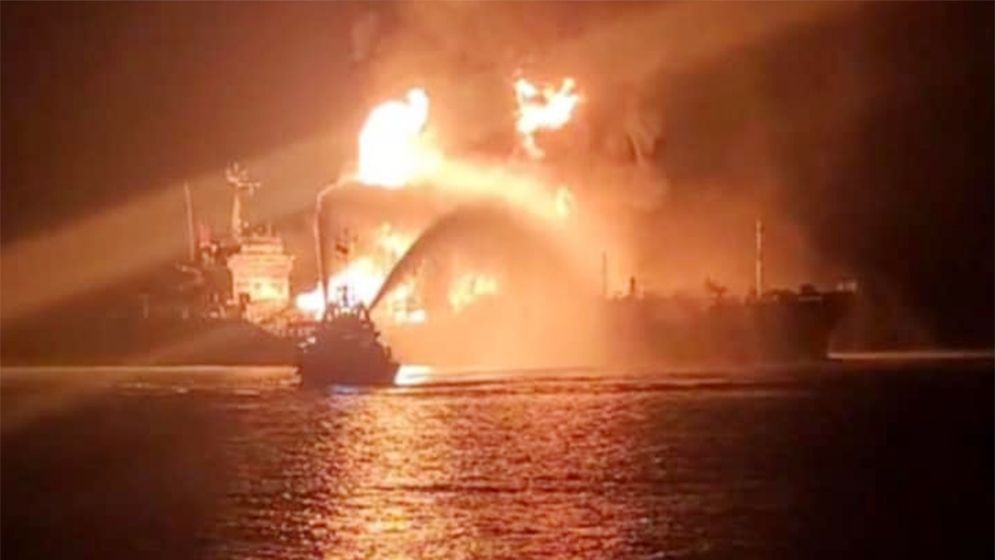 বঙ্গোপসাগরে নোঙর করা এলপিজি বহনকারী জাহাজে আগুন