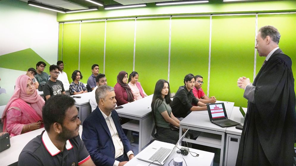 বিশ্বমানের উচ্চশিক্ষায় আগ্রহী তরুণদের স্বপ্নপূরণে দিকনির্দেশনা