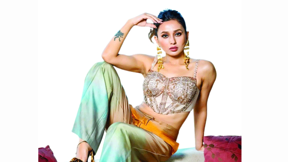 শাক চাষে সফল মিমি