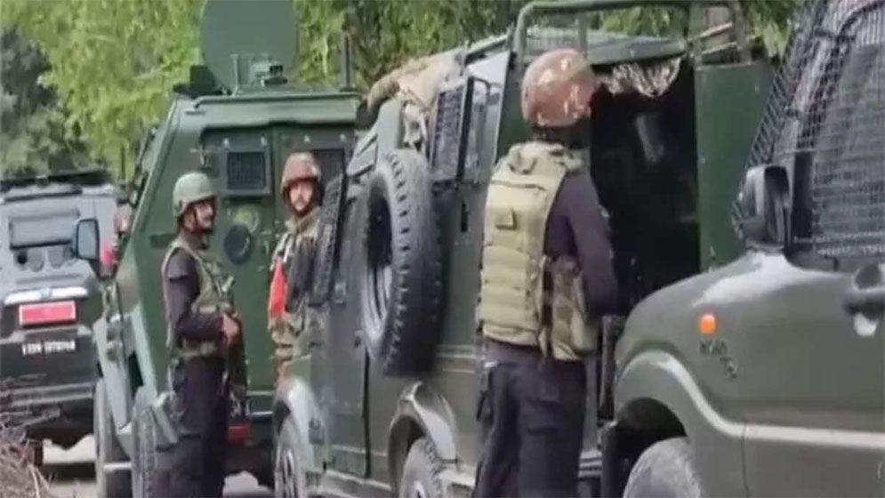 কাশ্মীরে ২ ভারতীয় সেনাসহ চারজন নিহত