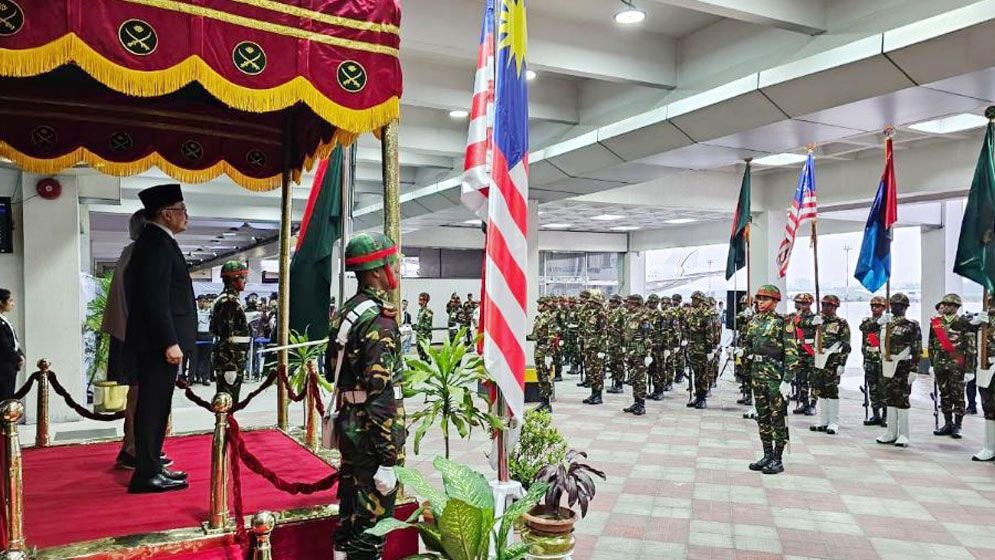 মালয়েশিয়ার প্রধানমন্ত্রী আনোয়ার ইব্রাহিমকে গার্ড অব অনার