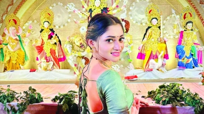 প্রথমবার মাকে ছাড়া পূজা কাটছে
