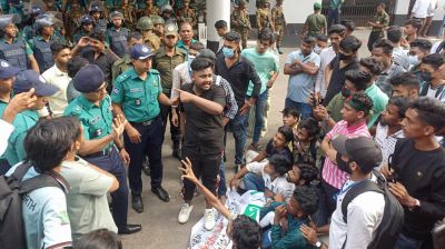 ঢাকা বোর্ডের ফটক ভেঙে বিক্ষোভ, হামলায় আহত শিক্ষার্থীরা