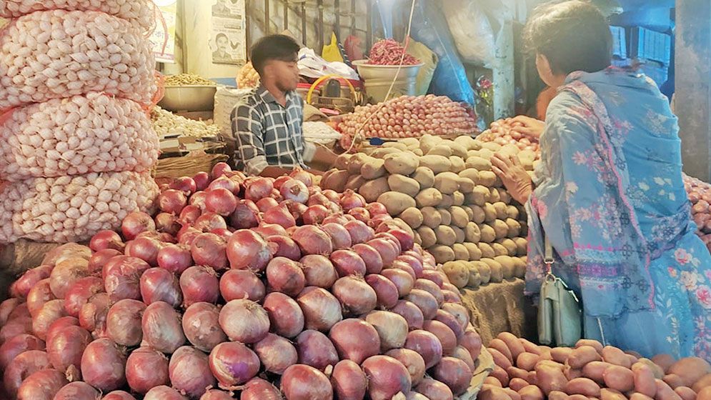 পেঁয়াজের ঝাঁজে ক্রেতার চোখে পানি