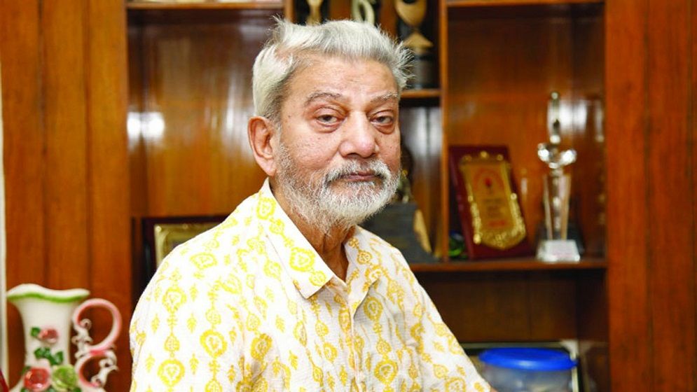 প্রবীর মিত্রের দিনকাটে হুইলচেয়ার ও বিছানায়