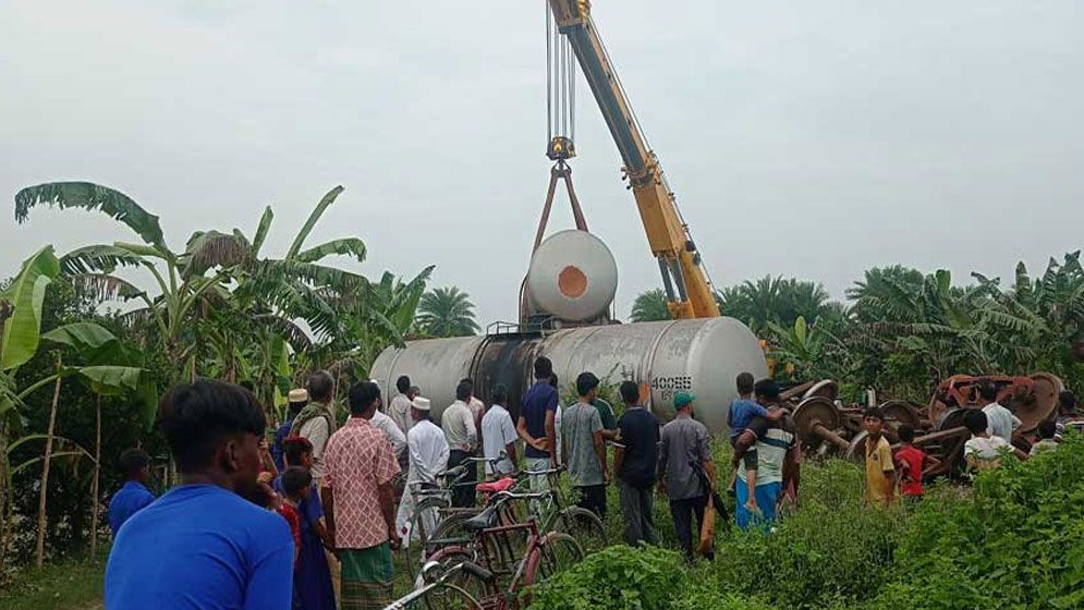 চুয়াডাঙ্গায় তেলবাহী ট্যাংকার লাইনচ্যুত, ১০ ঘণ্টা পর ট্রেন চলাচল স্বাভাবিক