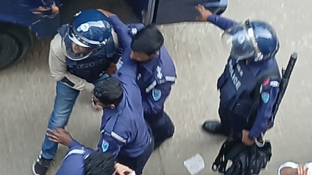 ব্যারিস্টার সুমনকে ডিম ও জুতা নিক্ষেপ