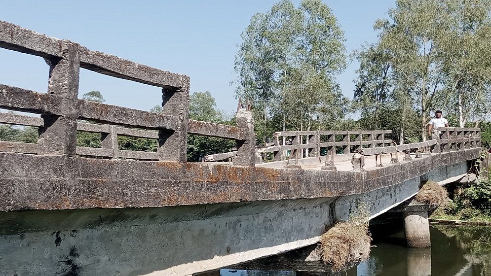 ১২ বছরেও মেরামত হয়নি ঝুঁকিপূর্ণ সেতু, ১০ গ্রামের বাসিন্দার দুর্ভোগ