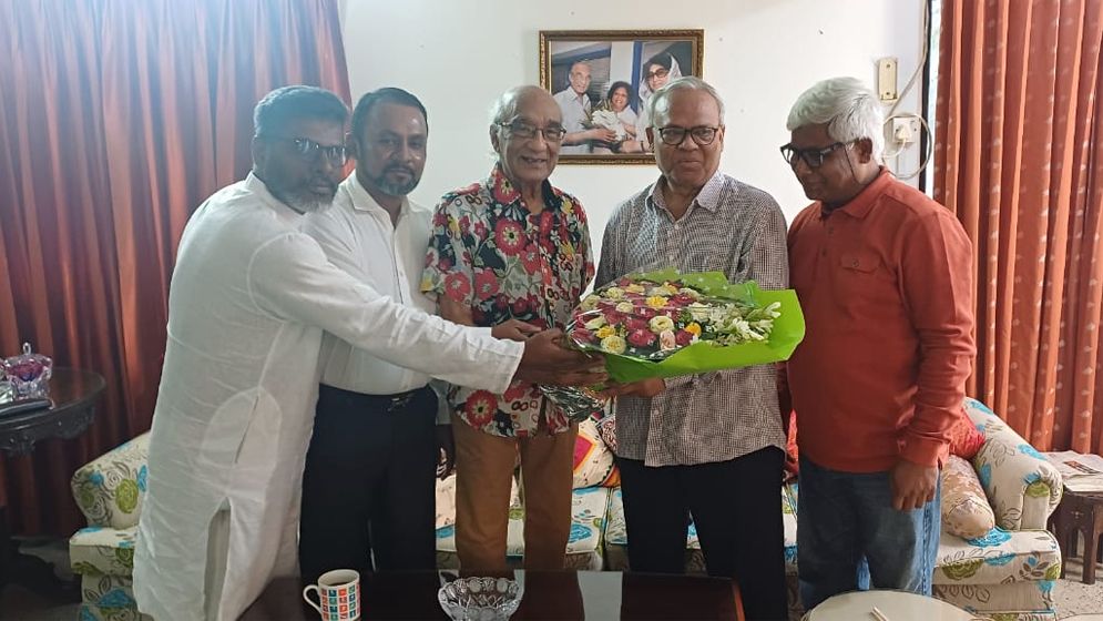 বর্ষীয়ান সাংবাদিক শফিক রেহমানও আওয়ামী ছোবল থেকে রক্ষা পায়নি