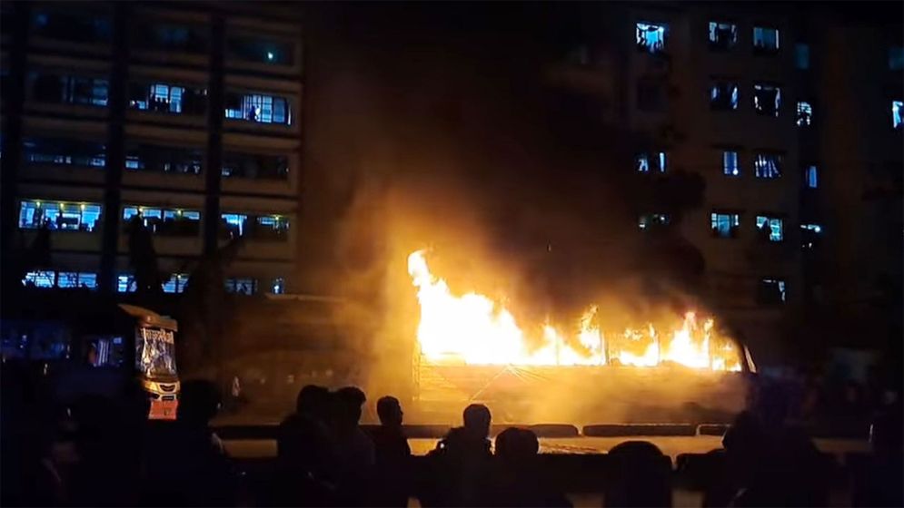 ৪ বাসে আগুন