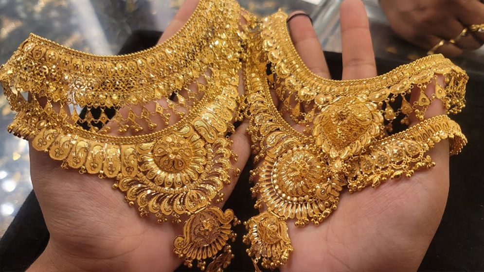 সোনার দাম আরো কমলো