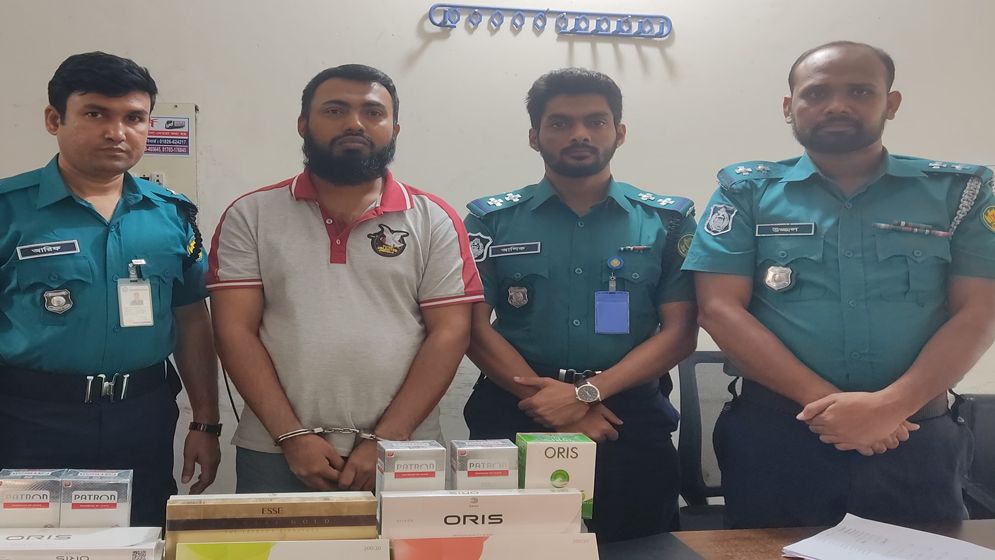 মিরপুরে বিপুল পরিমাণ ভারতীয় সিগারেটসহ গ্রেপ্তার ১