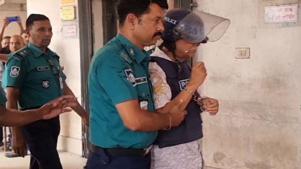 আদালতে সাবেক ভূমিমন্ত্রী নারায়ণ চন্দ্রের শরীরে ডিম নিক্ষেপ