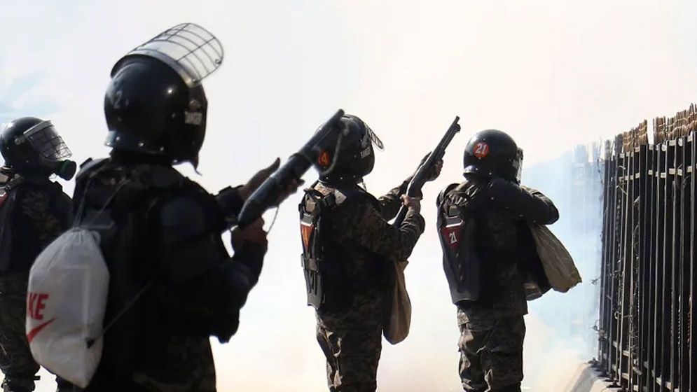 ‘জীবন-মরণ’ সংগ্রামে ইমরান সমর্থকরা, বুলেটের শব্দ-শেলে উত্তাল ইসলামাবাদ