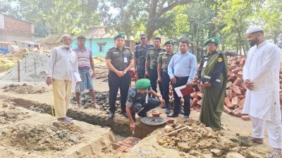 ঘরহারা ফয়েজের মুখে হাসি ফেরালো আনসার বাহিনী