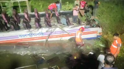 শ্রমিকবাহী বাস খাদে পড়ে নিহত ১, আহত অর্ধশতাধিক