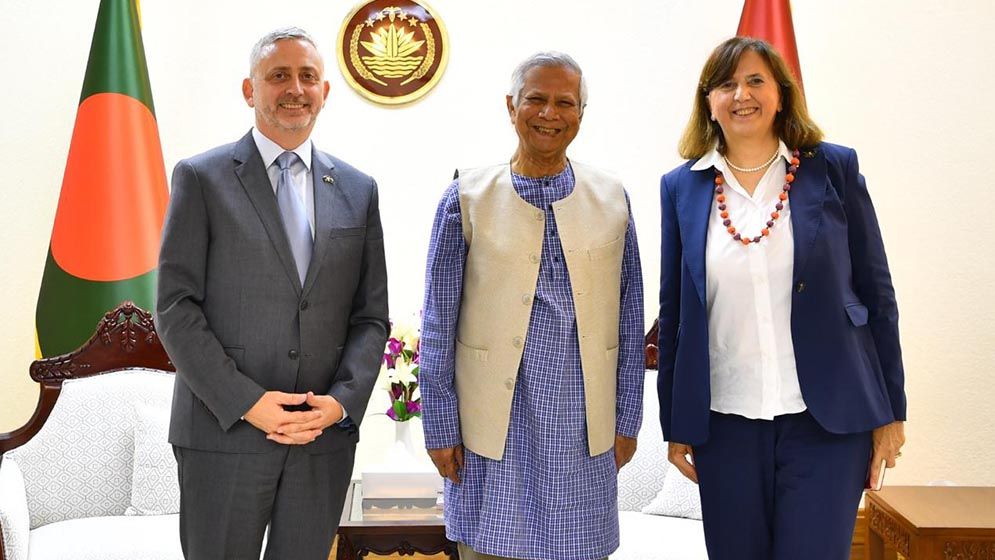 প্রধান উপদেষ্টাকে ইইউ রাষ্ট্রদূত, ইউরোপীয় ইউনিয়ন আপনার সঙ্গে আছে