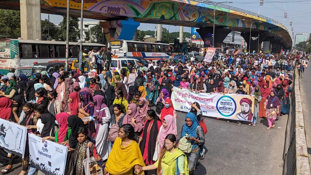 মহাখালীতে ট্রেনে ইট ছুড়েছেন শিক্ষার্থীরা, রক্তাক্ত শিশুসহ অনেকে