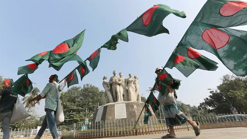 জাতীয় পতাকা বিক্রিতে বাধা দেয়া নিয়ে যা জানা গেলো