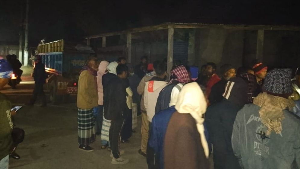 ডিলারের সার কম সন্দেহে ট্রাক আটকে দিলেন জনতা