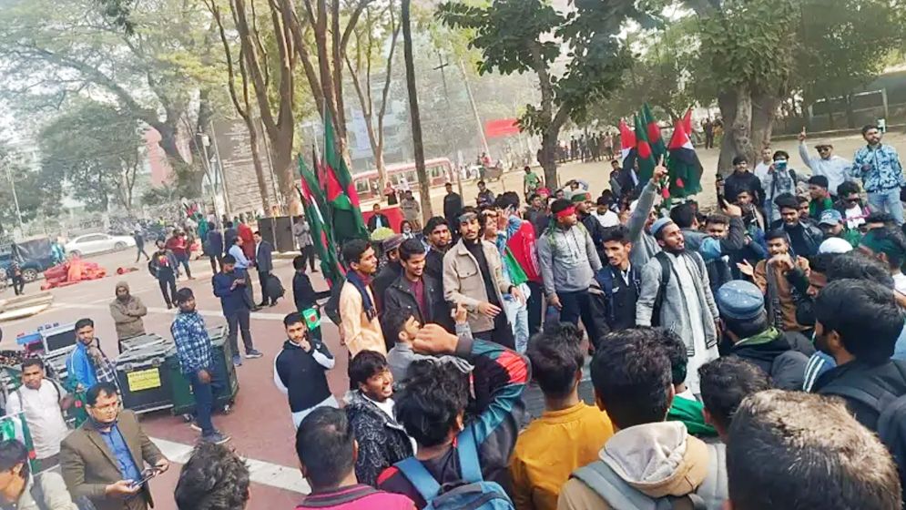 শহীদ মিনারে জড়ো হচ্ছেন শিক্ষার্থীরা