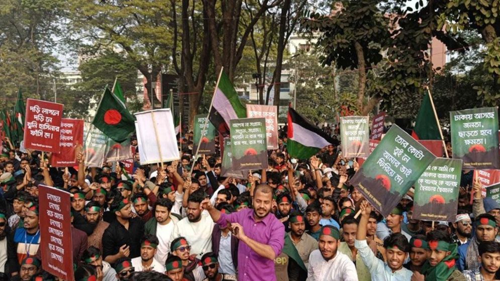 ‘দড়ি লাগলে দড়ি নে, খুনি হাসিনার ফাঁসি দে’