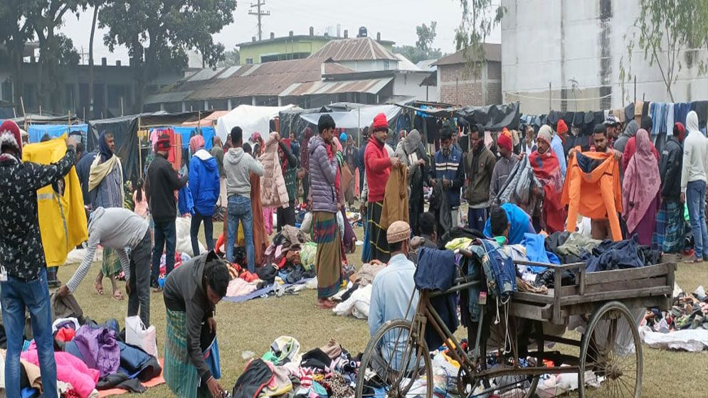 বরংগাইল ও ঘিওরের পুরাতন শীতবস্ত্রের হাট যেন এখন গরিবের বসুন্ধরা সিটি