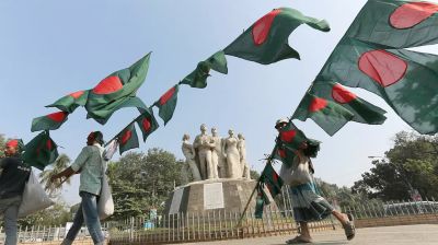 জাতীয় পতাকা বিক্রিতে বাধা দেয়া নিয়ে যা জানা গেলো