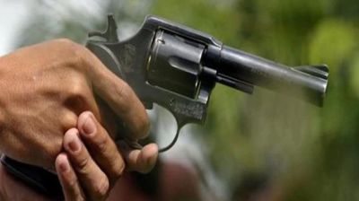 পুলিশকে গুলি করে পালালো আসামি