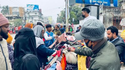 পাবনায় ভিড় বেড়েছে ফুটপাতের গরম কাপড়ের দোকানে