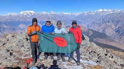 ভারতের পাহাড়ে বাংলাদেশের পতাকা উড়ালেন ৪ যুবক
