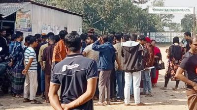 বকেয়া বেতনের দাবিতে গাজীপুরে শ্রমিকদের বিক্ষোভ