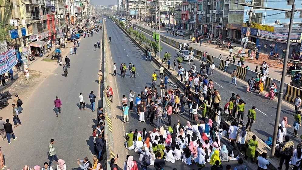 বাসচাপায় ছাত্র নিহত, সাভারে সড়ক অবরোধ