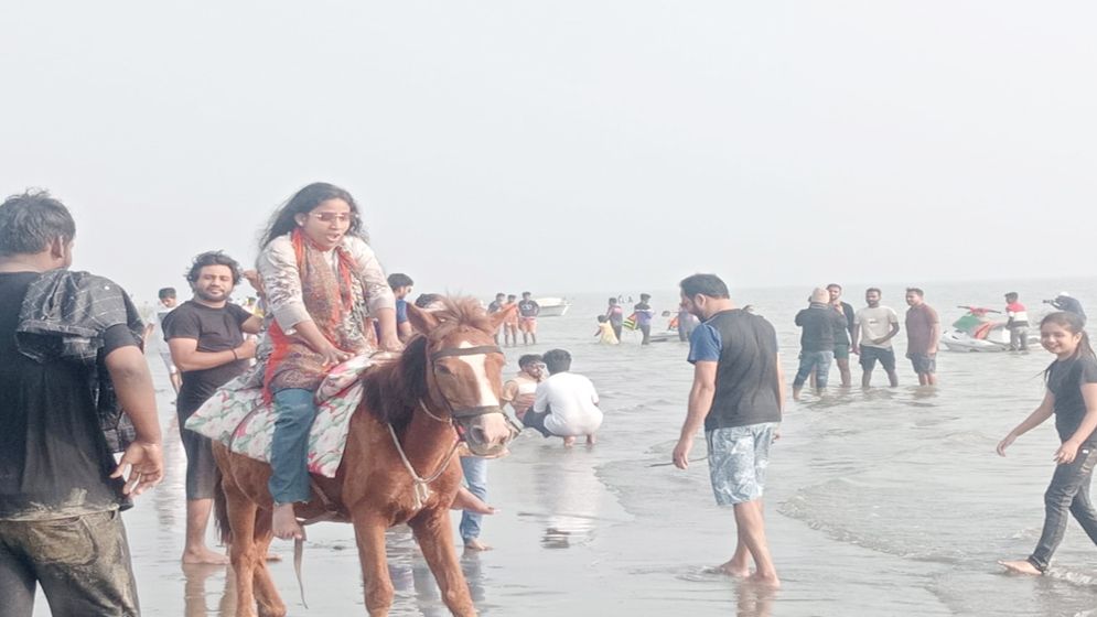 বছরের প্রথম সূর্যোদয়ে কুয়াকাটা সমুদ্র সৈকতে পর্যটকদের ভিড়