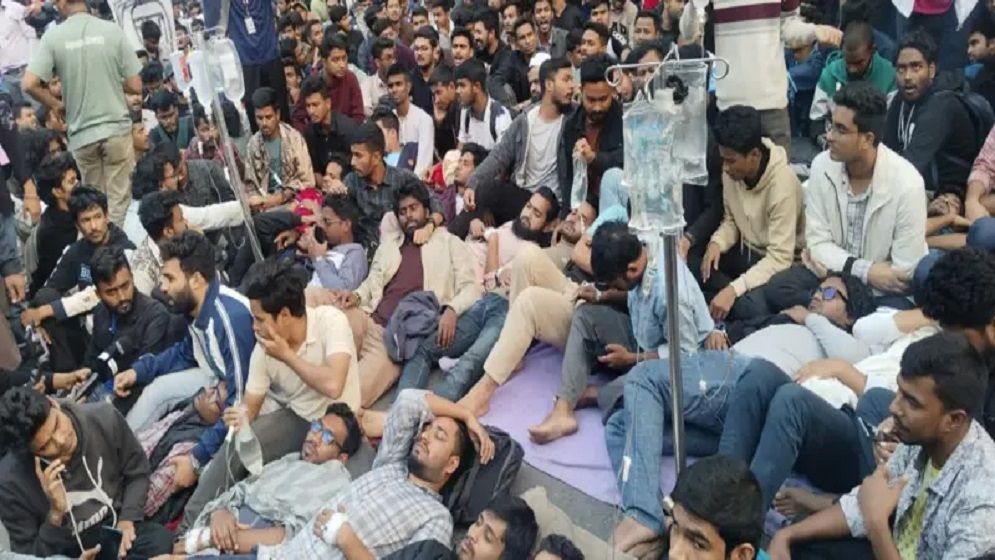 পুলিশের ব্যারিকেড ভেঙে সচিবালয়ের সামনে জবি শিক্ষার্থীদের অবস্থান, যান চলাচল বন্ধ