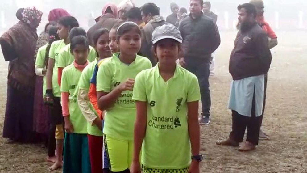 ডিসির অপেক্ষায় কনকনে শীতে সাড়ে ৩ ঘণ্টা দাঁড়িয়ে থাকলো শতাধিক শিশু