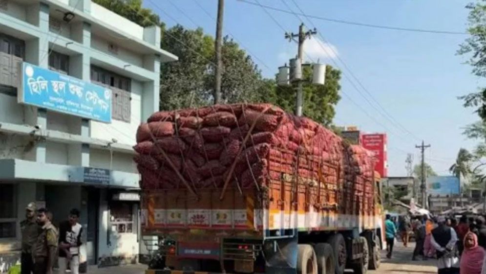 পেঁয়াজের রপ্তানি মূল্য ১০০ ডলার কমালো ভারত, কবে থেকে কার্যকর? 