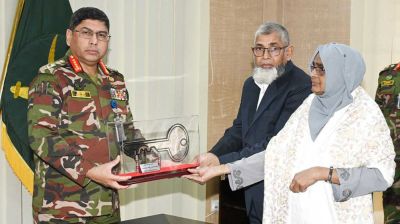 নিহত সেনা কর্মকর্তা তানজিমের বাবা-মায়ের কাছে ফ্ল্যাটের চাবি হস্তান্তর