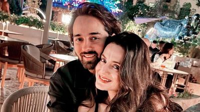 ৪৯ বয়সী অভিনেত্রীর প্রেম ১৯ বছরের যুবকের সঙ্গে!